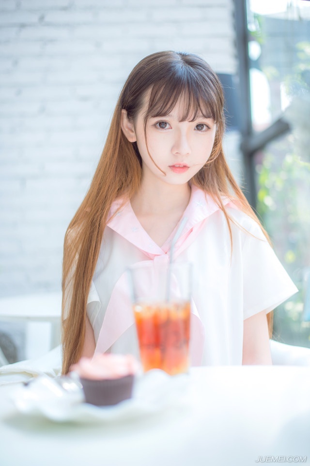 清晨，空气中带着几分湿冷，令人分外难受，庞统站在刺史府外，有些无奈的狠狠地瞪了法正一眼，在他身后，邓贤、泠苞等人则是对着张松一群益州世家怒目而视，刘璋已经失去了一切，此前终究君臣一场，就算刘璋当时做的不地道，但如今蜀中已经败亡，刘璋也不再是君主，这些人怎就不依不饶。